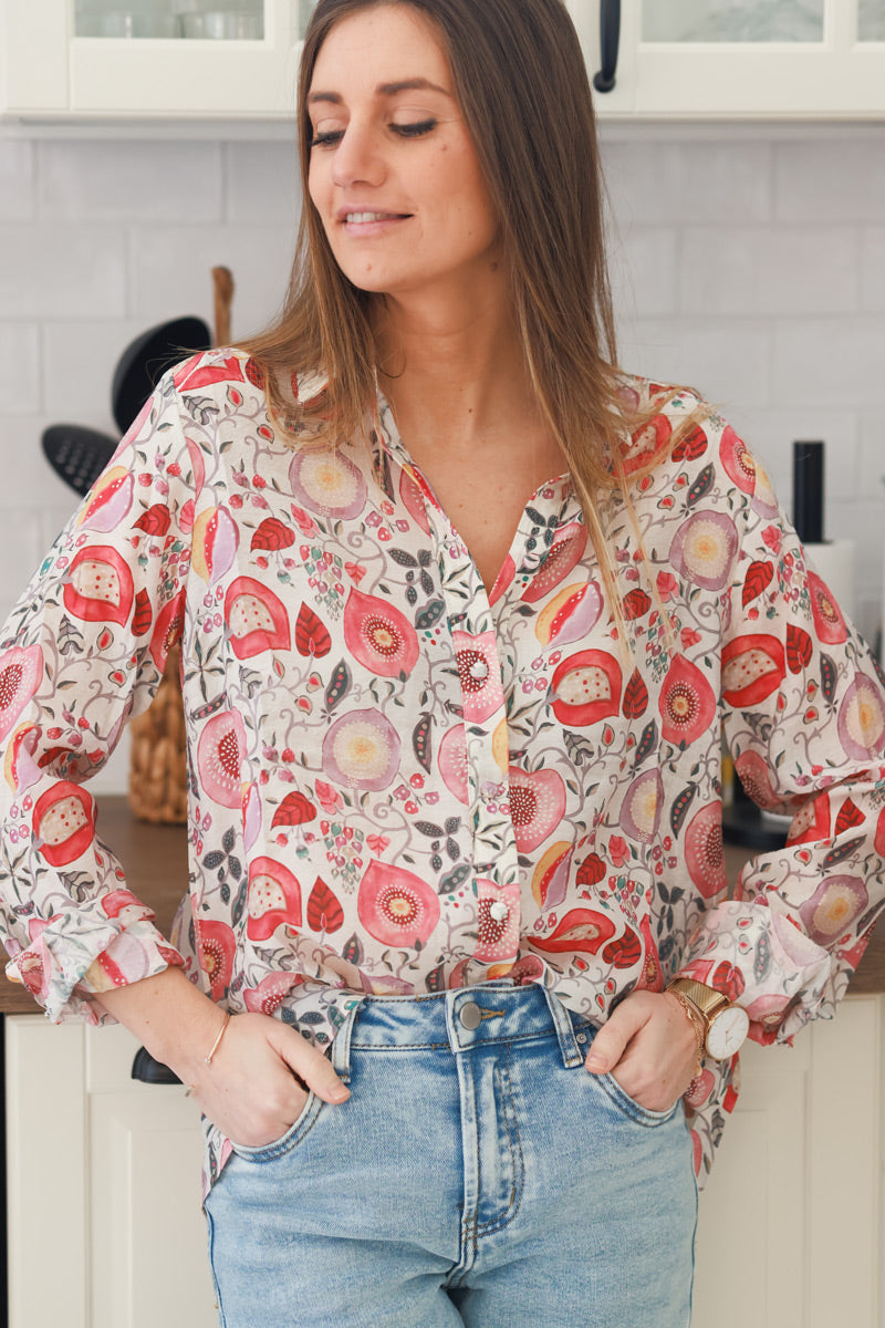 Camisa color crudo claro con tacto seda y estampado de flores rosas