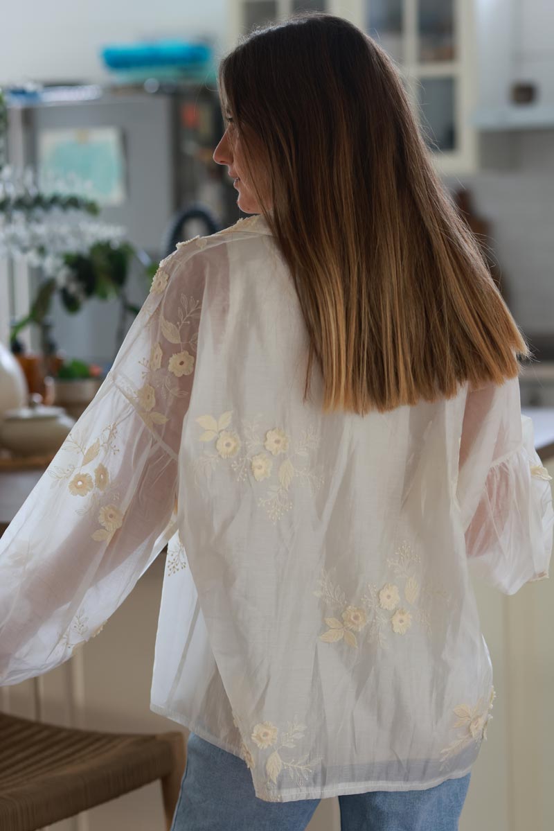 Chemise écrue légère voilage toucher soie broderie fleurs