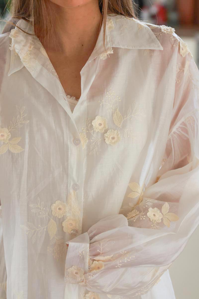 Chemise écrue légère voilage toucher soie broderie fleurs