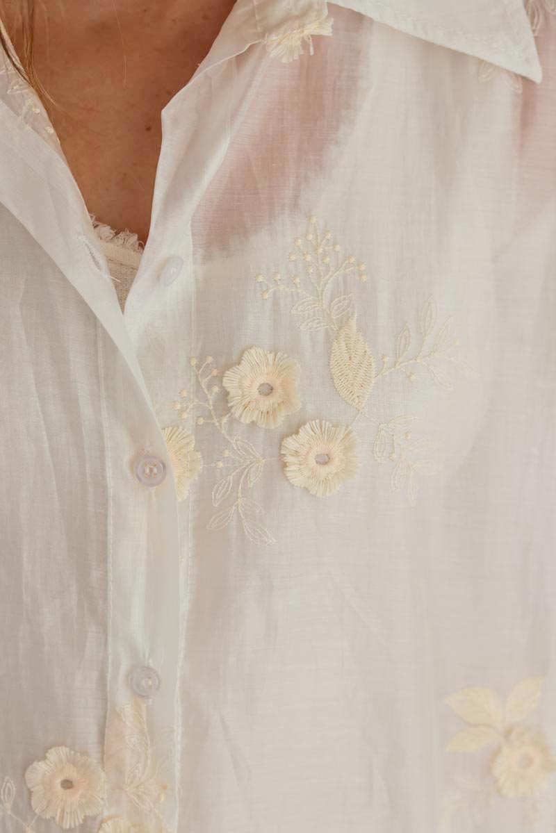 Chemise écrue légère voilage toucher soie broderie fleurs