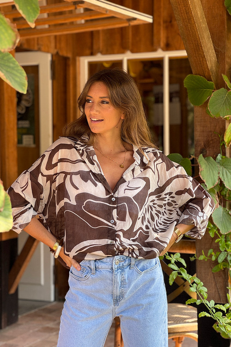 Chemise en coton beige imprime fleurs et feuillage abstrait marron