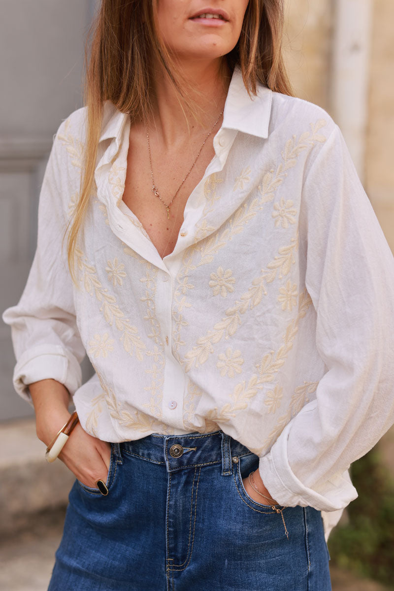 Camisa de algodón blanco roto con bordado de flores