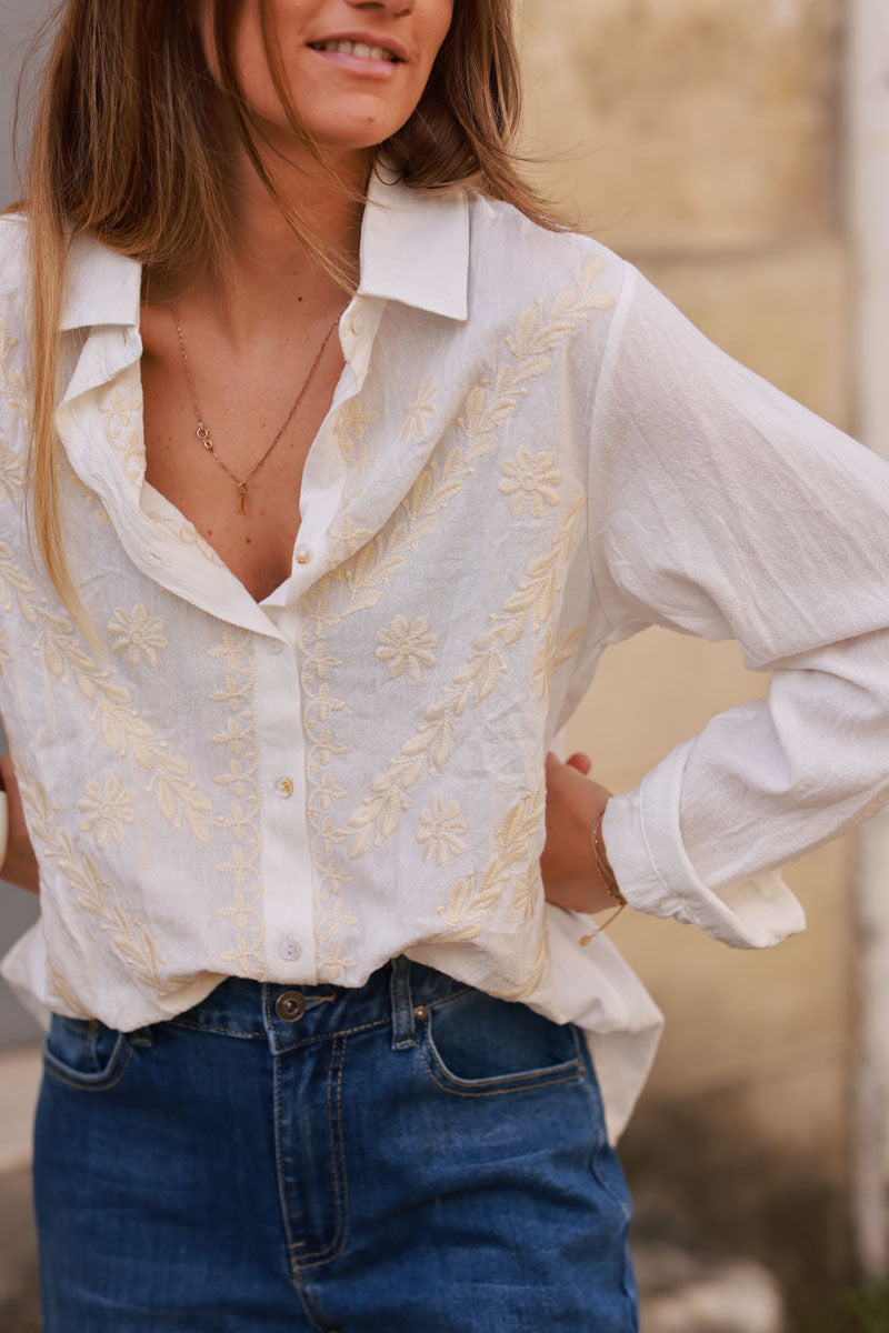 Camisa de algodón blanco roto con bordado de flores