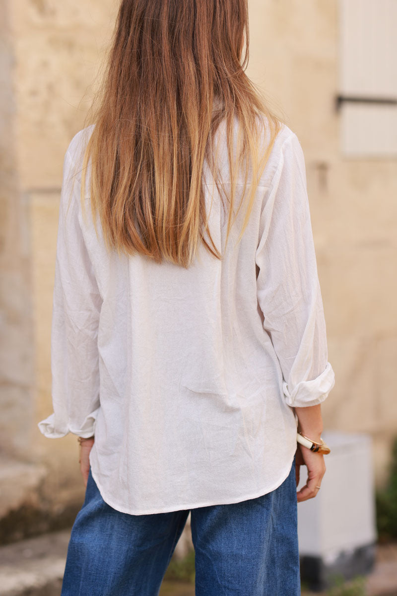 Camisa de algodón blanco roto con bordado de flores