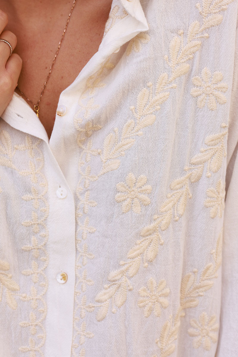 Camisa de algodón blanco roto con bordado de flores