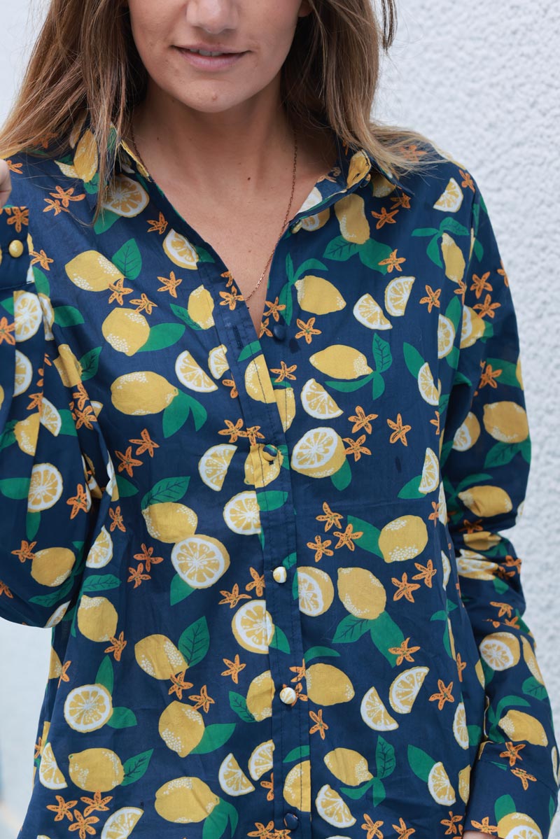 Camisa de algodón azul marino con estampado de limones y flores.