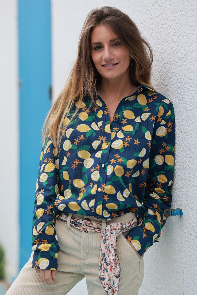 Camisa de algodón azul marino con estampado de limones y flores.