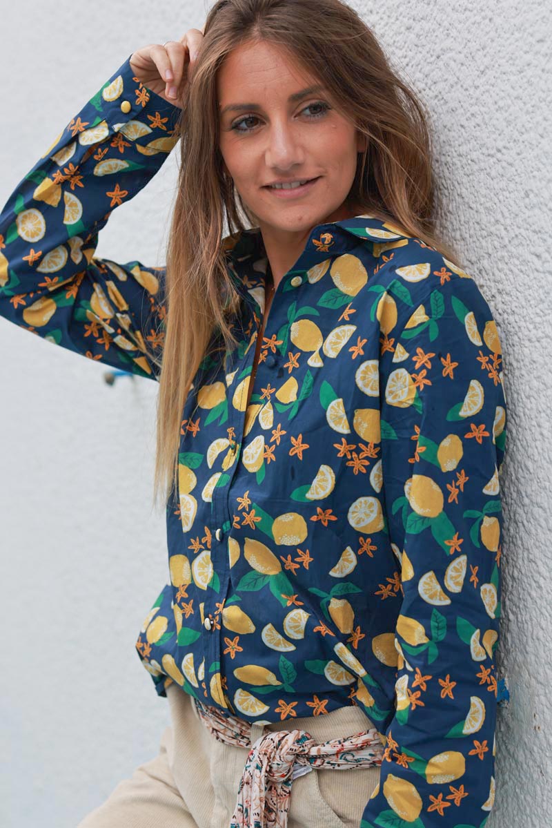 Camisa de algodón azul marino con estampado de limones y flores.