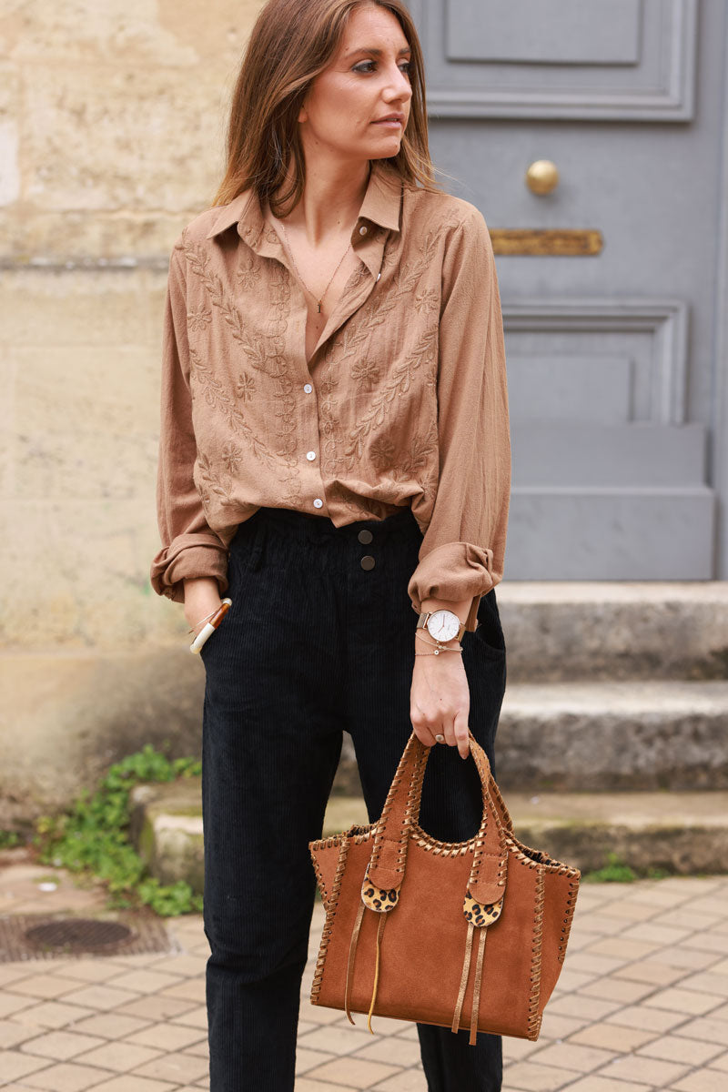 Camisa de algodón camel con bordado de flores