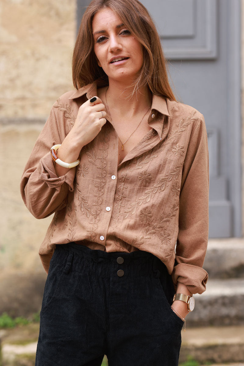 Camisa de algodón camel con bordado de flores