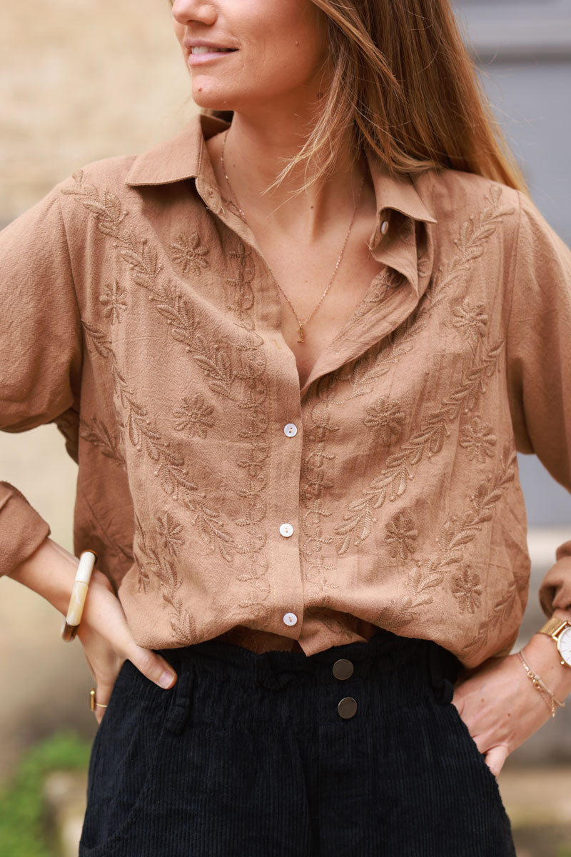 Camisa de algodón camel con bordado de flores