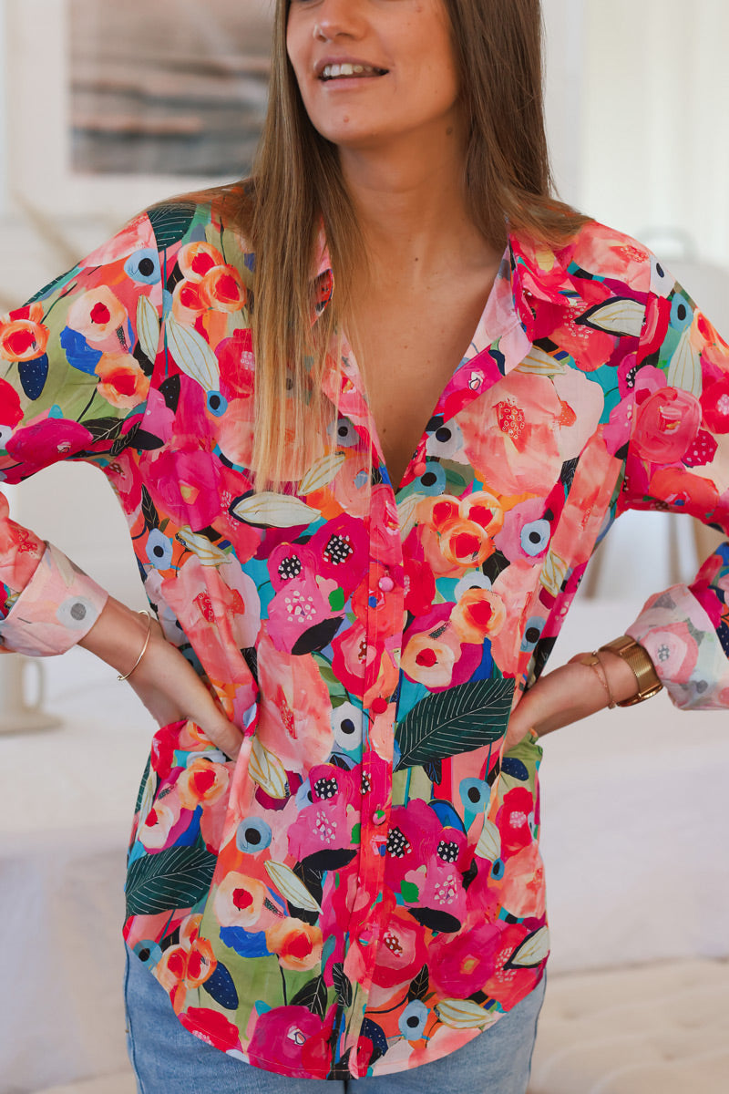 Camisa de algodón estampada con pintura de flores amapolas fucsias y corales