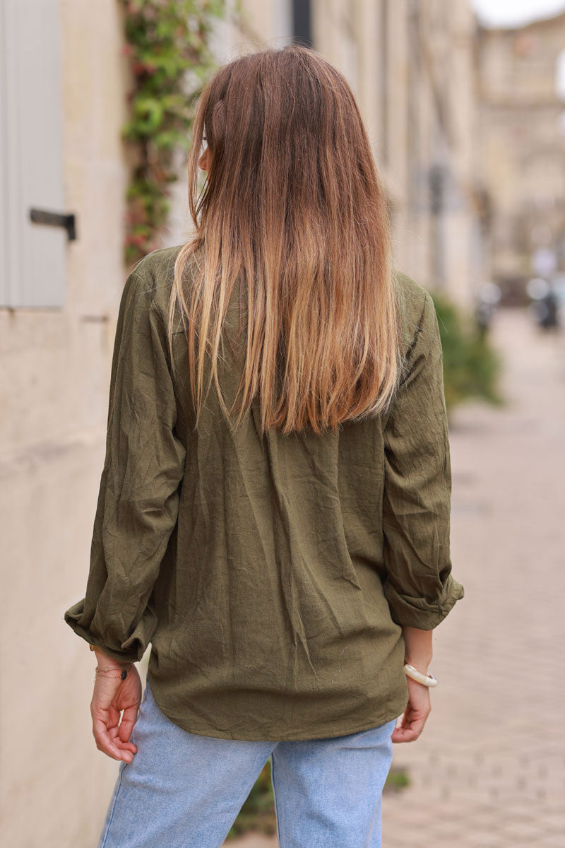 Camisa caqui de algodón con bordado de flores