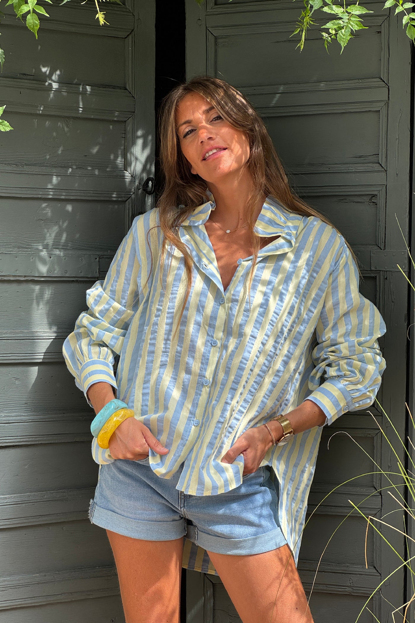 Chemise en coton rayures jaune pale et bleu col victorien montant