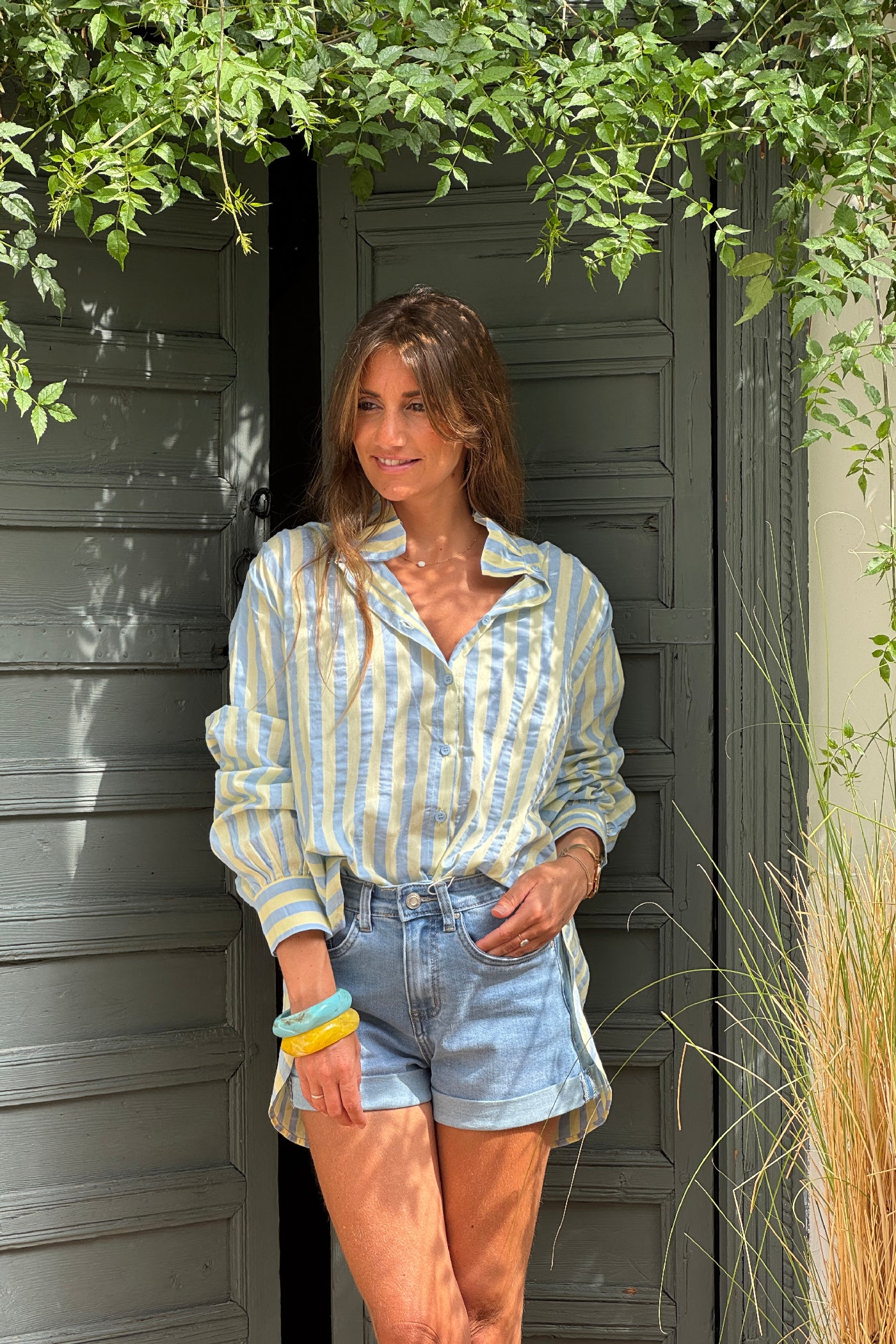 Chemise en coton rayures jaune pale et bleu col victorien montant