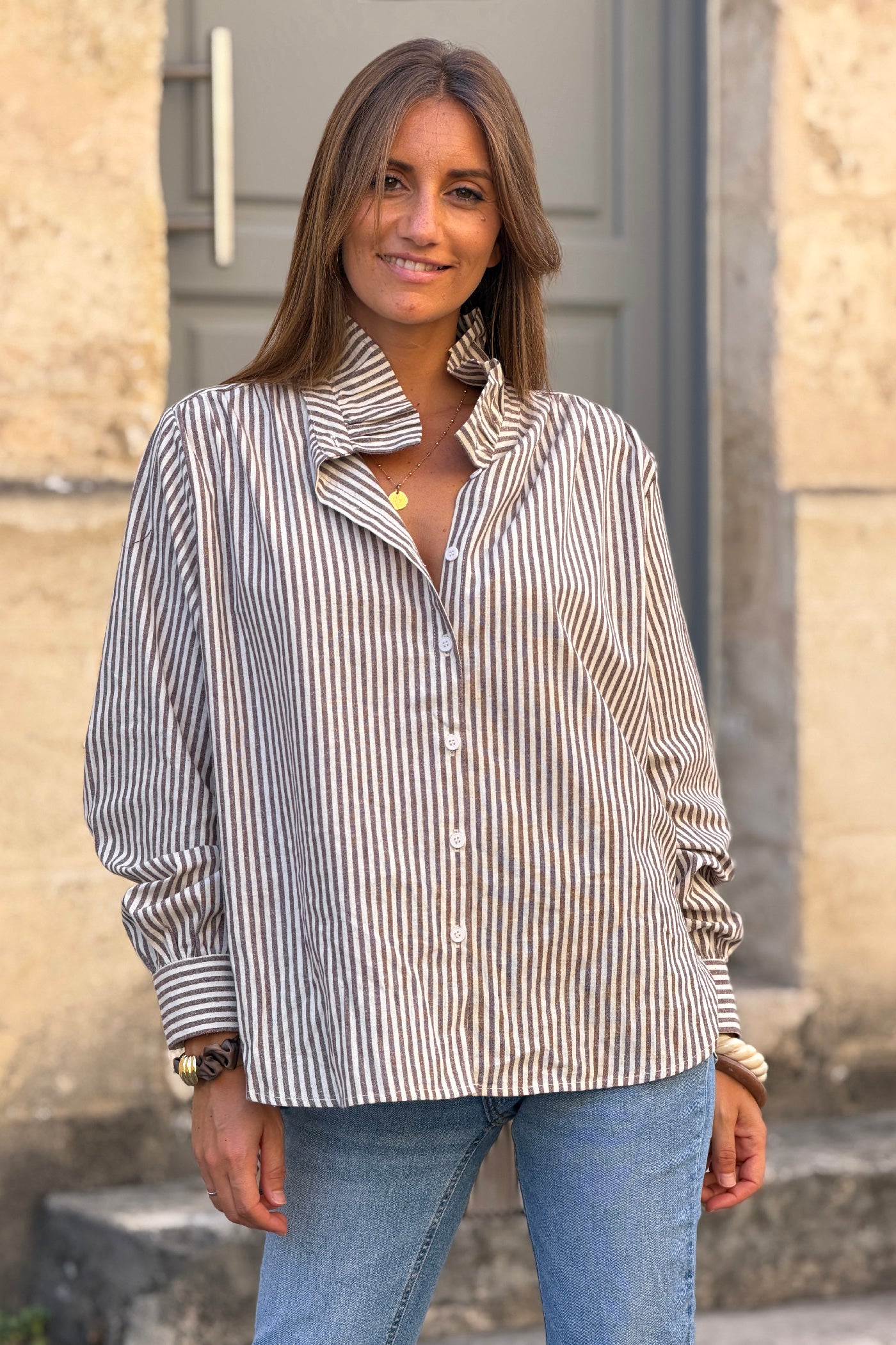 Chemise en coton rayures marron col victorien froufrous
