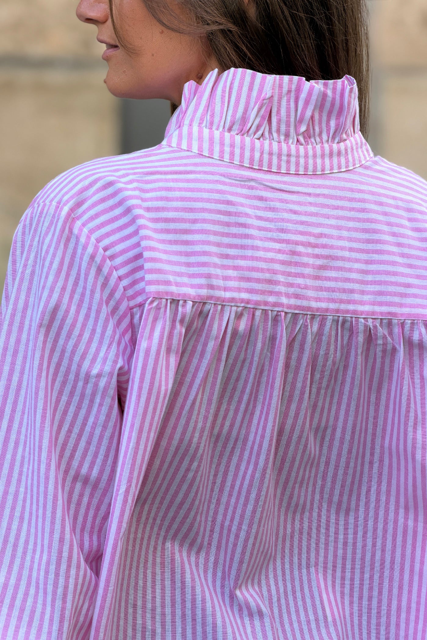 Chemise en coton rayures roses col victorien froufrous