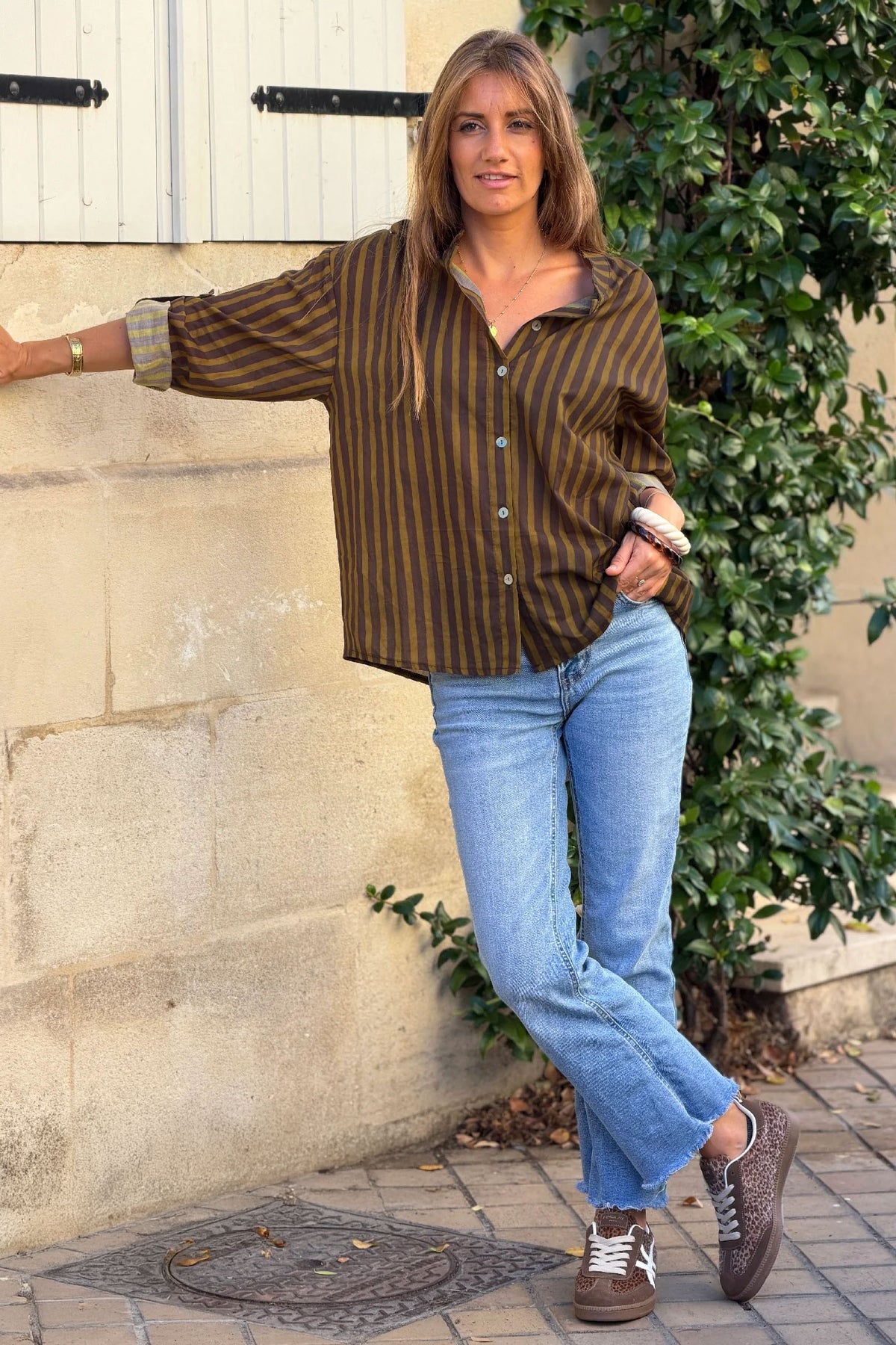 Chemise en coton sans col imprimé rayures olive et marron
