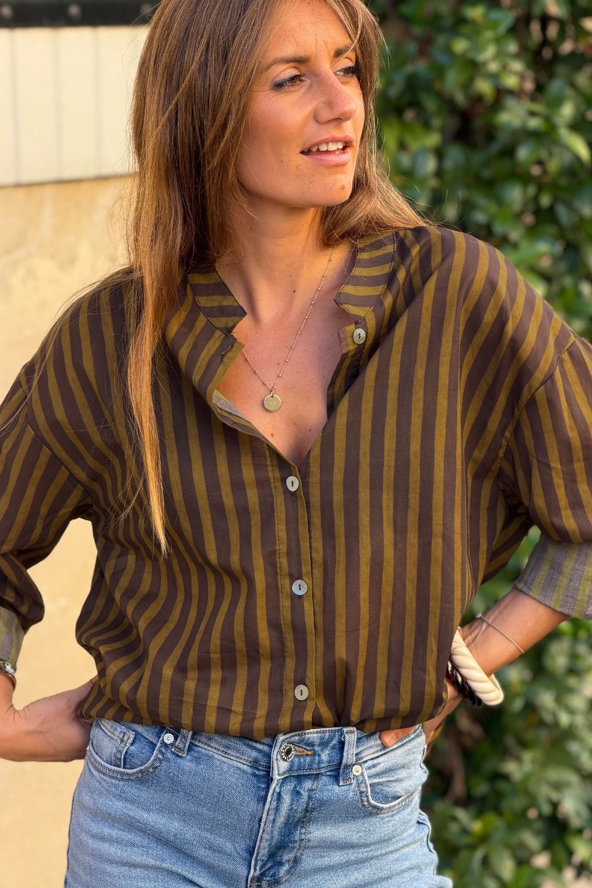 Chemise en coton sans col imprimé rayures olive et marron