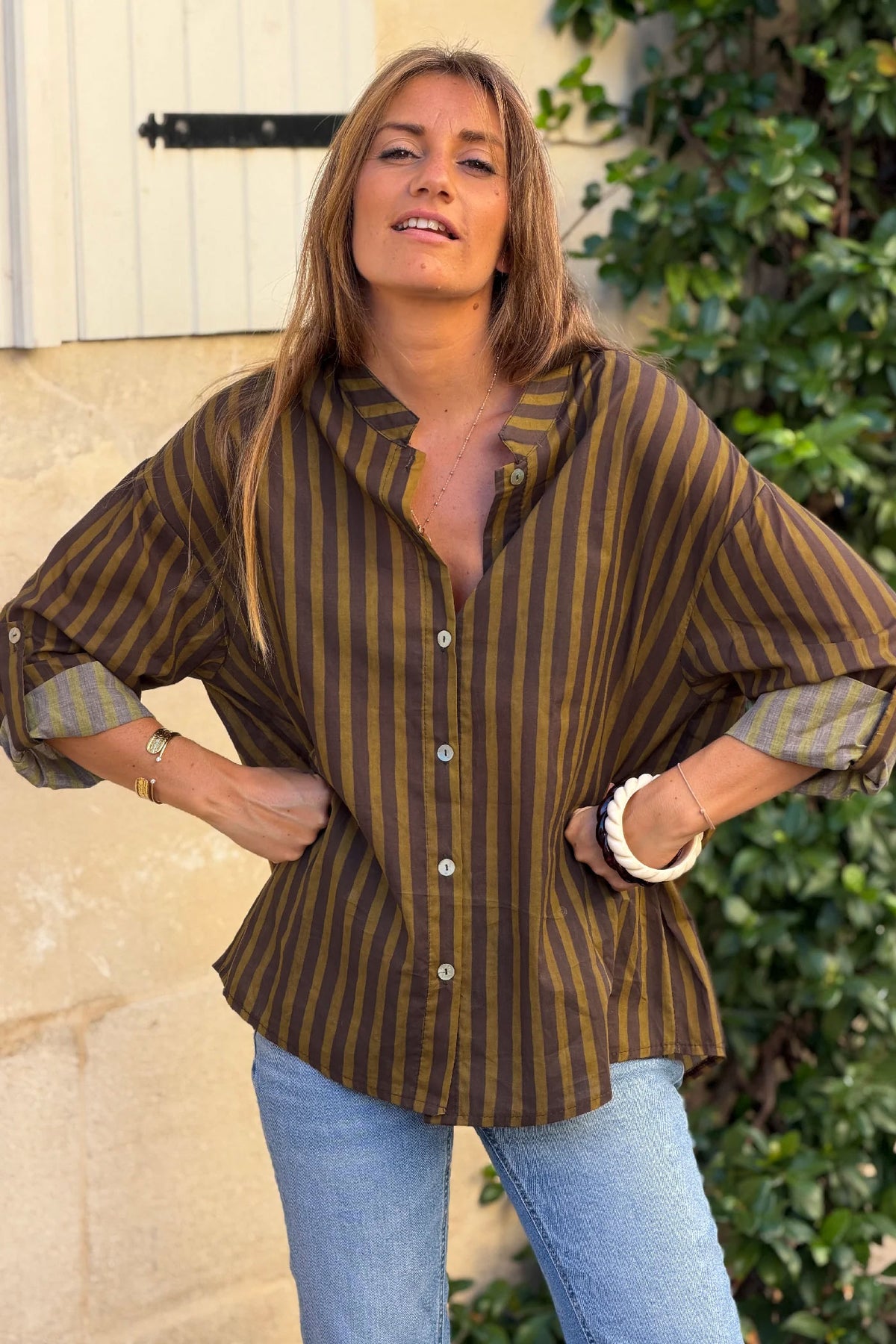 Chemise en coton sans col imprimé rayures olive et marron