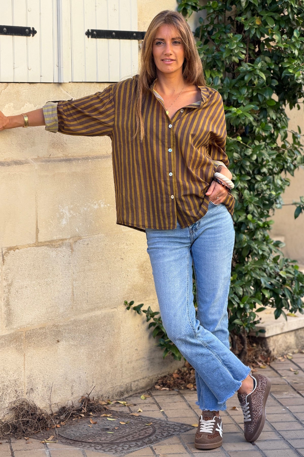 Chemise en coton sans col imprimé rayures olive et marron