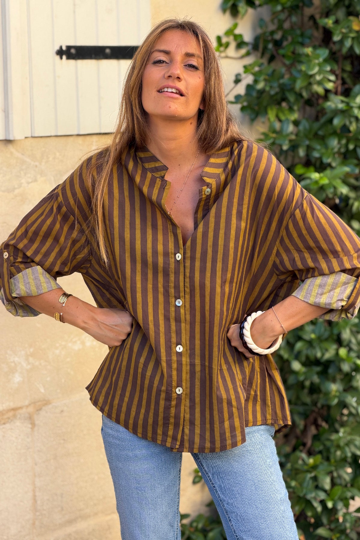 Chemise en coton sans col imprimé rayures olive et marron