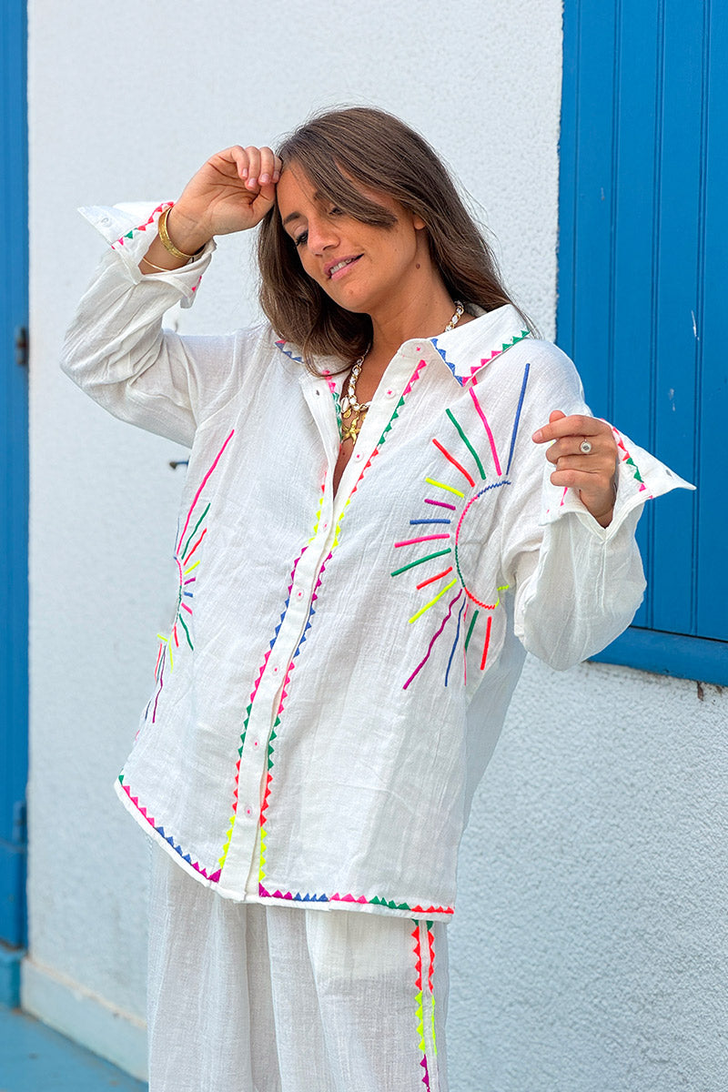 Chemise en gaze de coton blanc cassé broderie col et soleil colorée
