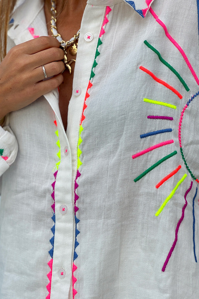 Chemise en gaze de coton blanc cassé broderie col et soleil colorée