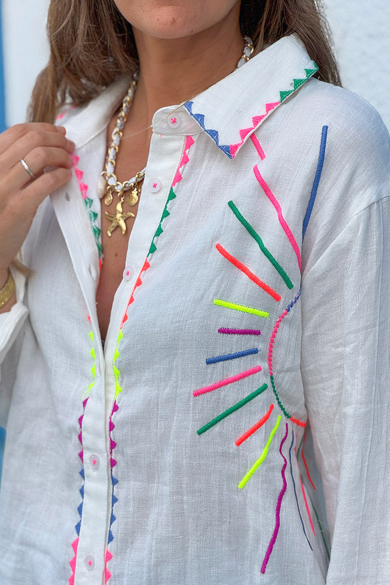 Chemise en gaze de coton blanc cassé broderie col et soleil colorée