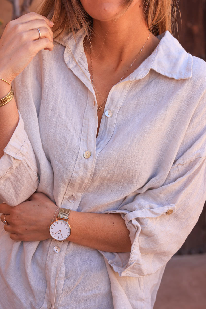 Camisa de lino beige suave con botones nacarados