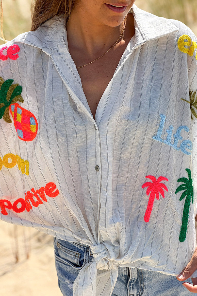 Chemise en lin mélangé écrue large avec nœud rayures fines et broderie symboles d'été colorés