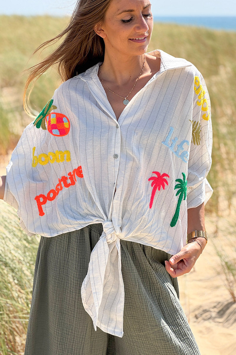 Chemise en lin mélangé écrue large avec nœud rayures fines et broderie symboles d'été colorés