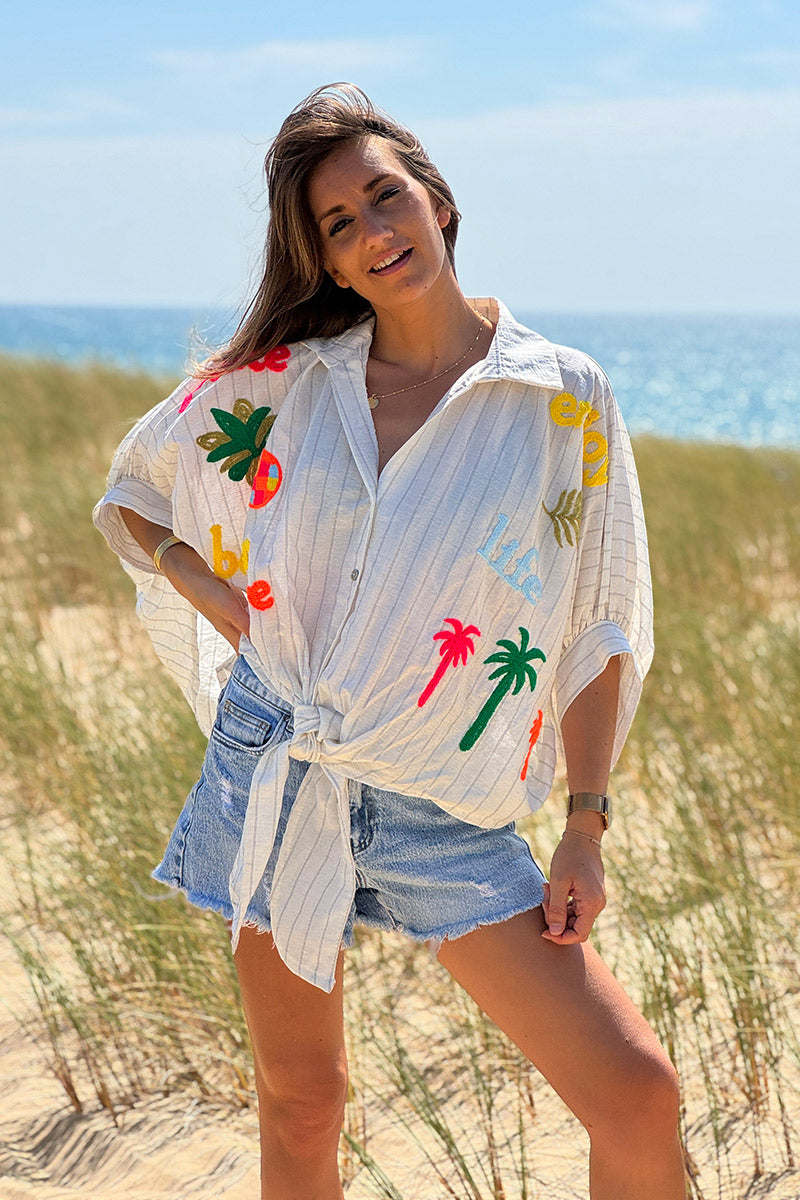 Chemise en lin mélangé écrue large avec nœud rayures fines et broderie symboles d'été colorés