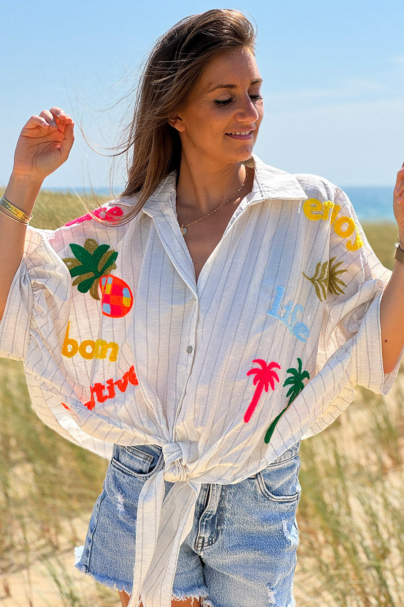 Chemise en lin mélangé écrue large avec nœud rayures fines et broderie symboles d'été colorés