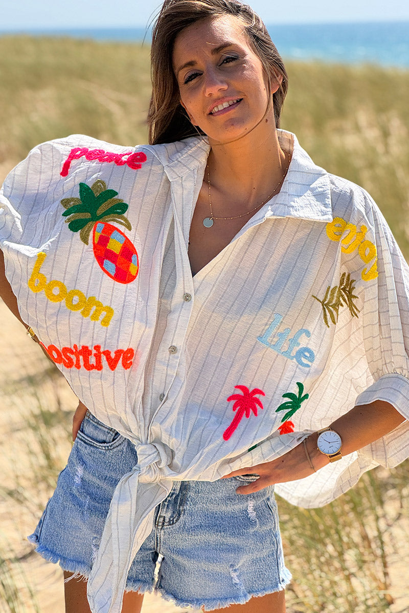 Chemise en lin mélangé écrue large avec nœud rayures fines et broderie symboles d'été colorés