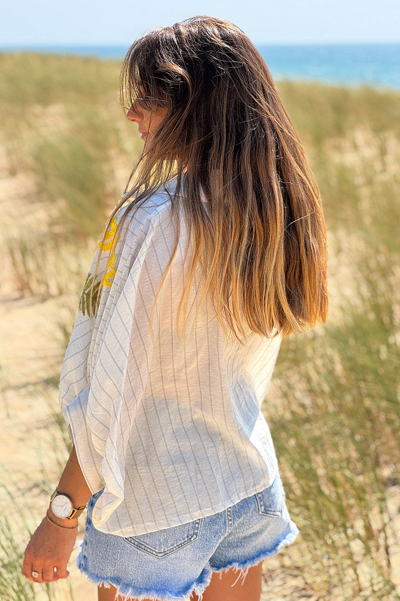 Chemise en lin mélangé écrue large avec nœud rayures fines et broderie symboles d'été colorés