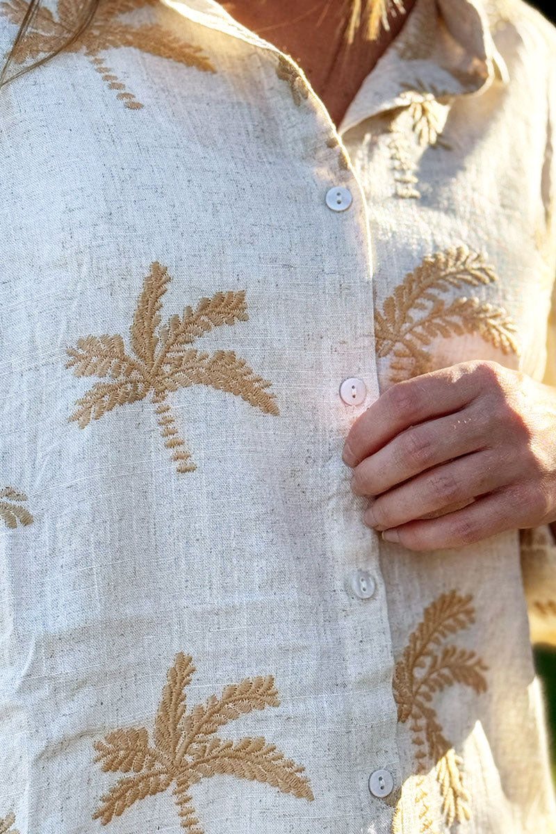 Chemise fluide beige en lin mélangé broderie palmiers camel