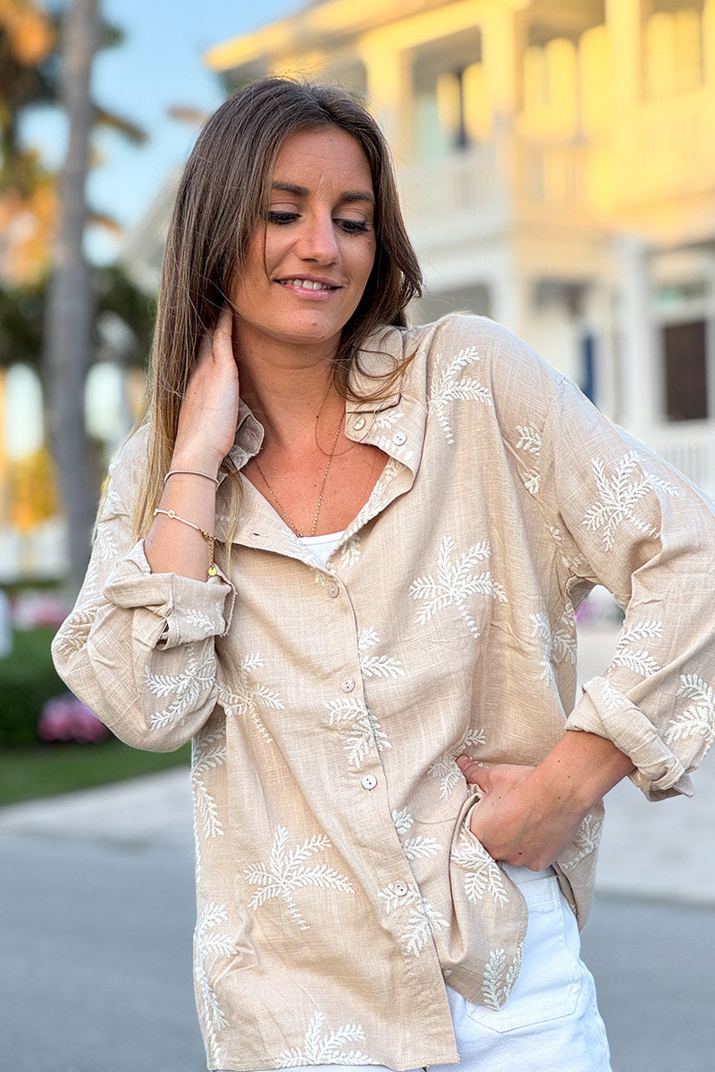 Chemise fluide taupe en lin mélangé broderie palmiers beige