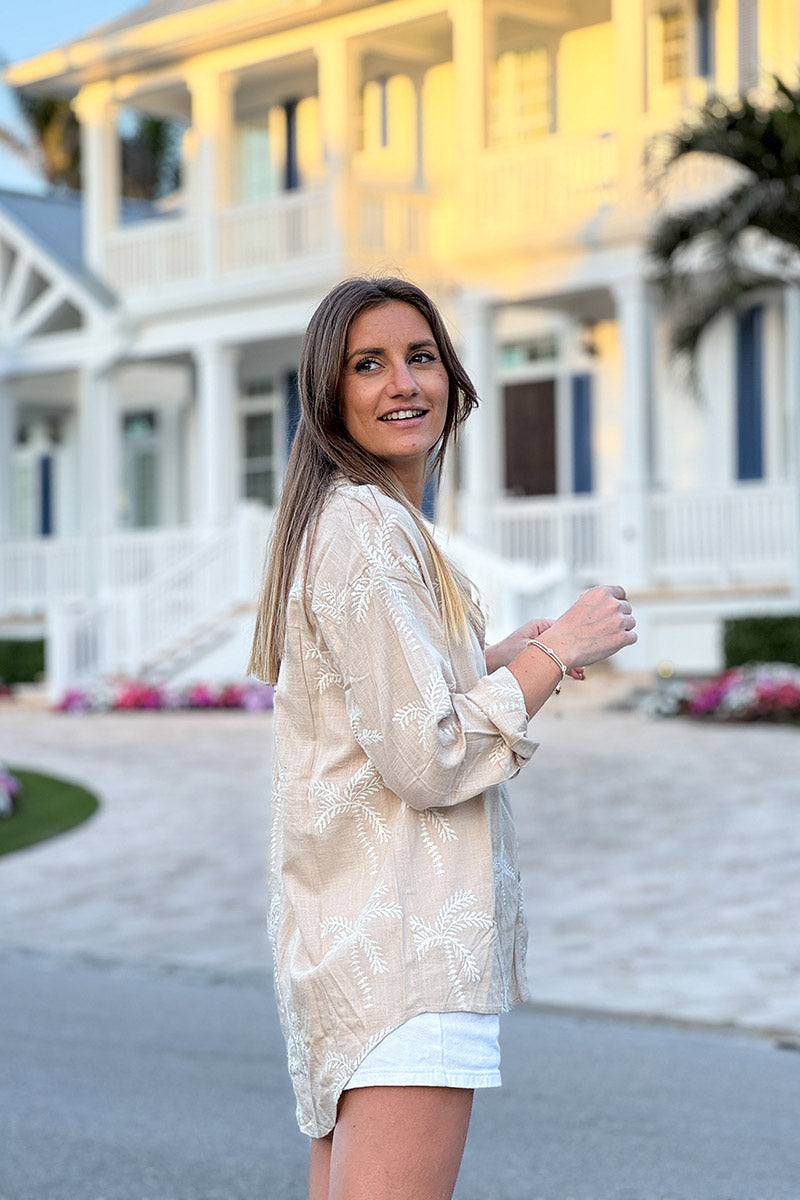 Chemise fluide taupe en lin mélangé broderie palmiers beige