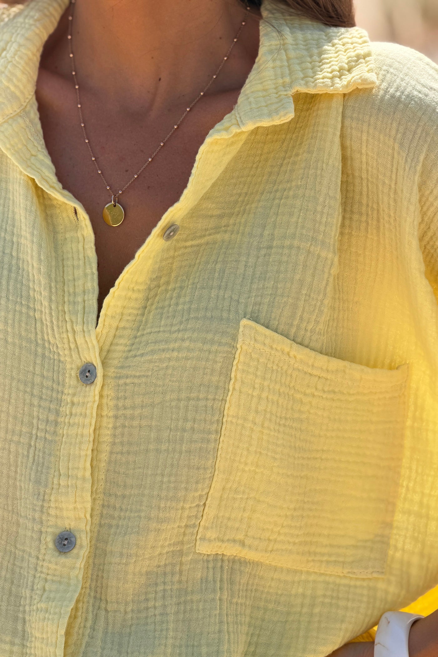 Chemise jaune pale en gaze de coton large avec poche