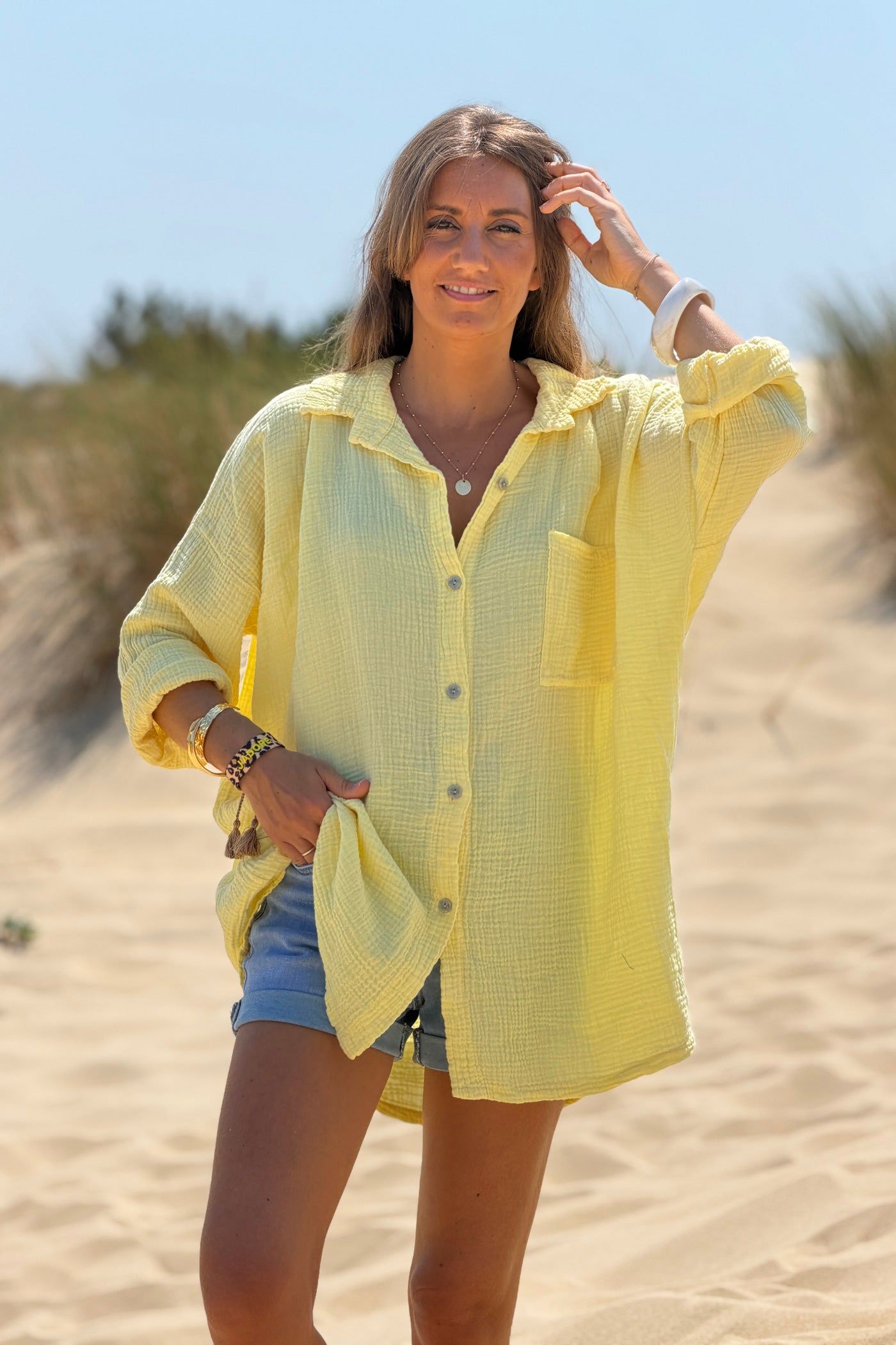 Chemise jaune pale en gaze de coton large avec poche