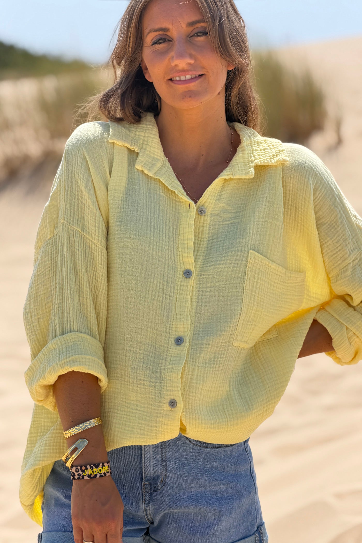 Chemise jaune pale en gaze de coton large avec poche