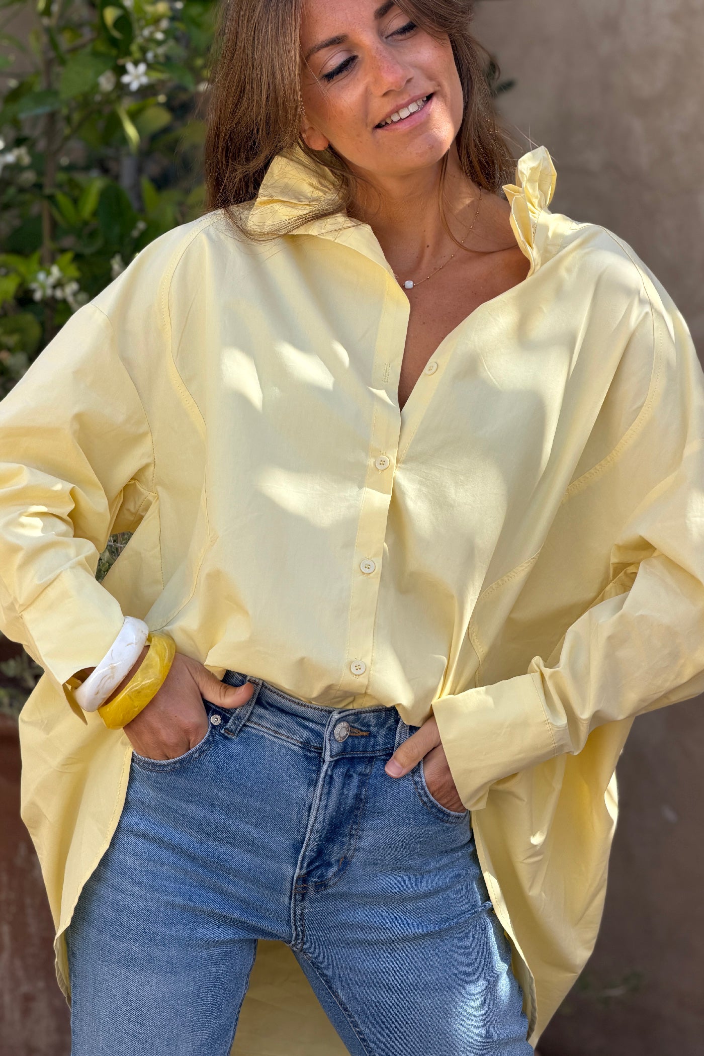 Chemise jaune pâle large col victorien montant