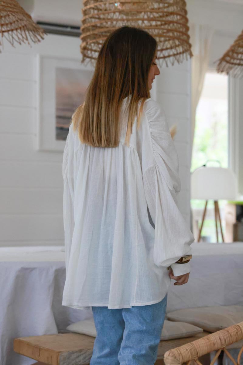 Chemise large blanche en coton texturé col froufrous