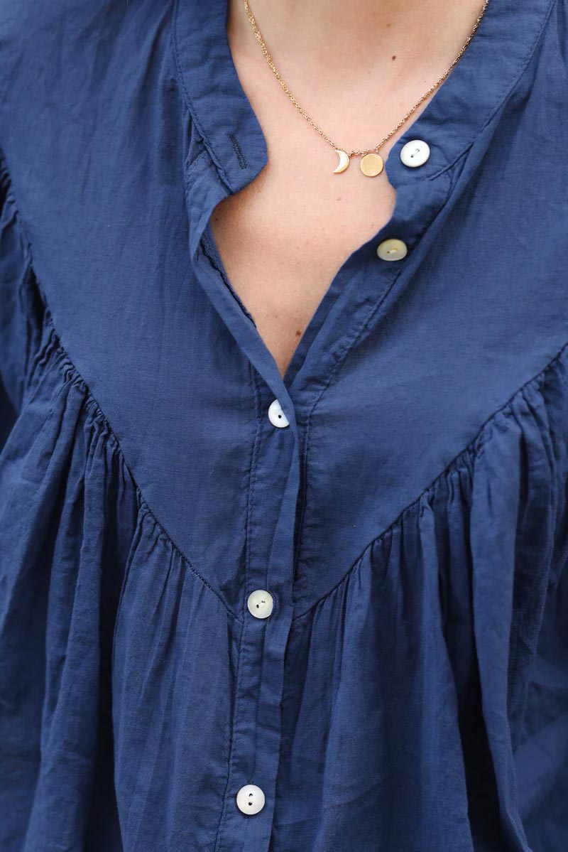 Camisa ancha de algodón azul marino con botones nacarados y escote en pico