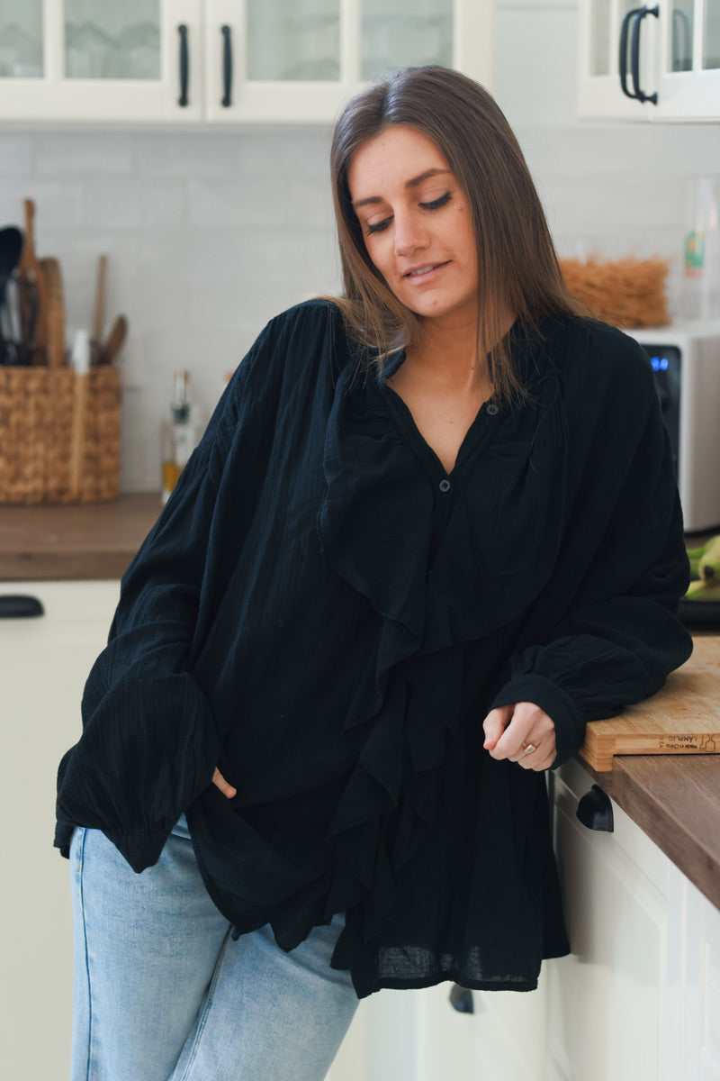 Camisa ancha negra de algodón texturizado con cuello con volantes