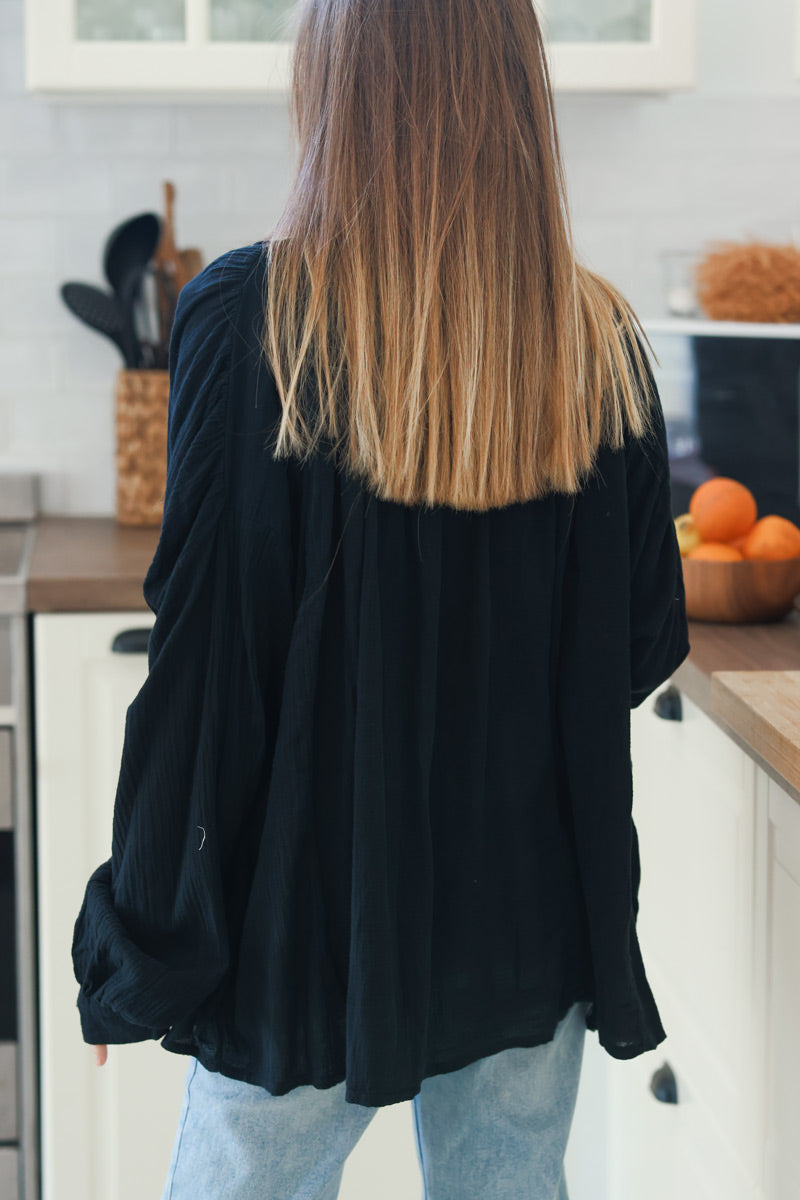 Camisa ancha negra de algodón texturizado con cuello con volantes