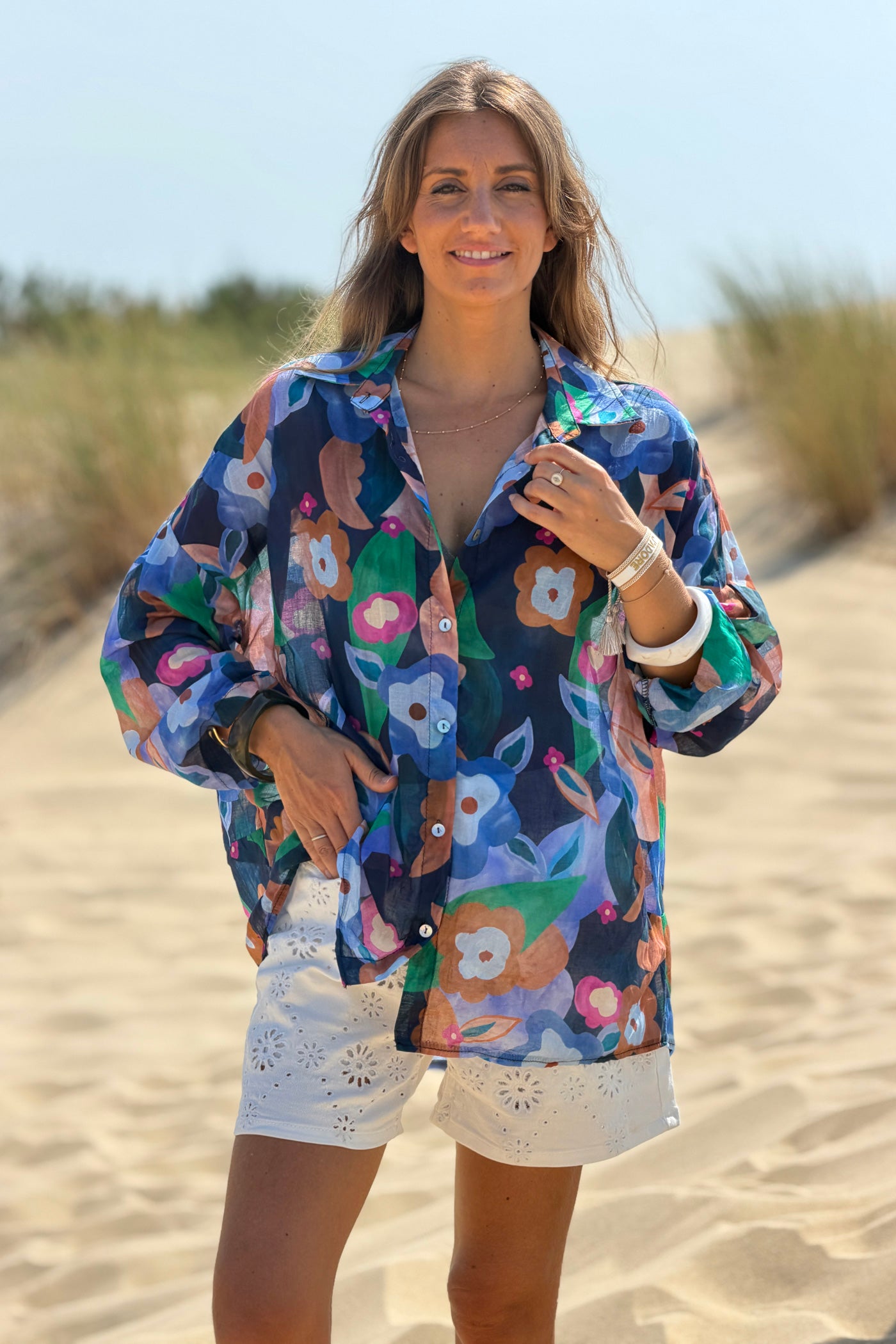 Chemise légère bleu marine en voile de coton imprimé fleurs peinture aquarelle