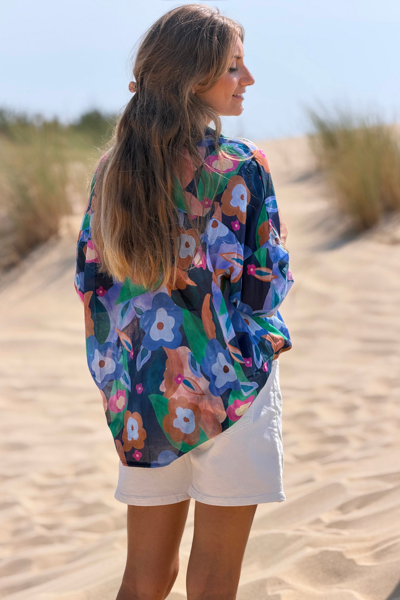 Chemise légère bleu marine en voile de coton imprimé fleurs peinture aquarelle