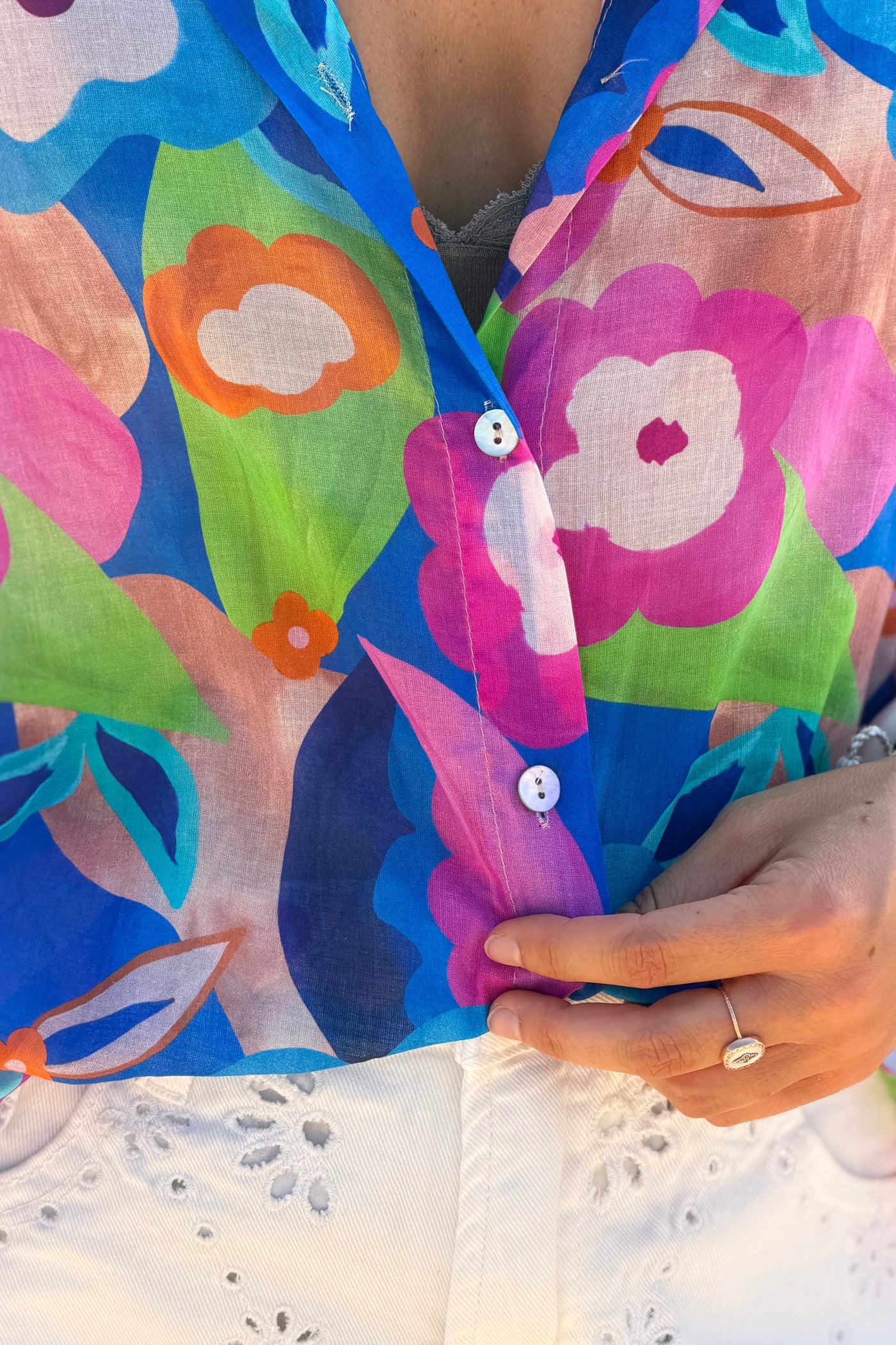 Chemise légère bleu roi en voile de coton imprimé fleurs peinture aquarelle